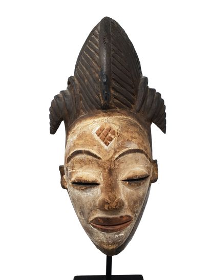 Masque de danse PUNU Mukuyi 
The white face with delicate features and embellished...