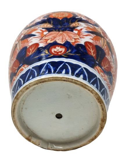 JAPON - c.1850 
Paire de pieds de lampes en porcelaine Imari rehaussées d'un piètement...