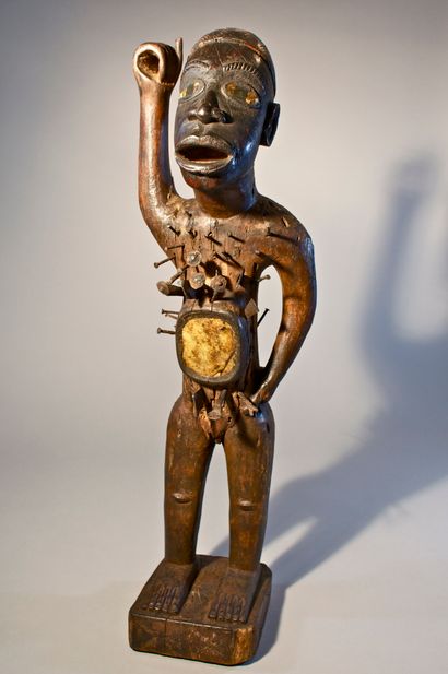Important fétiche à clous Nkonde KONGO 
沉重的木头，有棕色的铜锈，钉子和铁片，眼睛镶嵌着玻璃，右臂抬起（刀子不见了，后面的钉子和刀片都被拆掉了），突出的腹部空洞被镜子封闭。高76厘米，长约1米，宽约1米。


我们感谢艺术史学家、展览策展人、关于部落艺术特别是松耶雕像的众多书籍的作者弗朗索瓦-尼特神父，感谢他于2013年9月27日签署的两页报告。
"这个金刚雕塑属于恩孔德类型。这些都是可怕的雕像，旨在抵御邪灵，辨别真相。一座脸部更呈卵圆形的雕像在特武伦的皇家中非博物馆中。以同样的态度：站立的姿势，右臂抬起，手的手指形成一个圆圈，打算握住武器，左臂放在臀部。
"这件作品来自Mayombe，应该是在20世纪初使用的。
艺术史学家、展览策展人、关于部落艺术特别是松耶雕像的众多书籍的作者弗朗索瓦-尼特神父的报告摘录，来自他签署的两页报告，日期为2013年9月27日。



高分辨率照片


法国房地产--拍卖后几天在巴黎（rue...