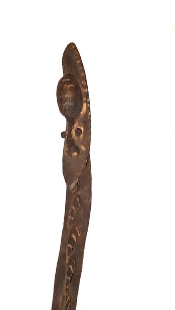 Grande figure YIMAN 
Figure anthropomorphe vallée du SEPIK. Bois, pigments Papouasie...