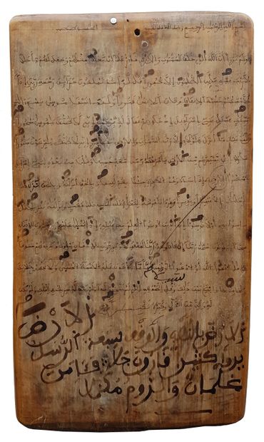 Planche coranique du 19e siècle 
非常古老的实木板，用天然棕色墨水书写古兰经经文，帮助学生学习古兰经，有时间和使用的痕迹，一面有21行，另一面有17行：65...