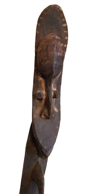 Grande figure YIMAN 
Figure anthropomorphe vallée du SEPIK. Bois, pigments Papouasie...