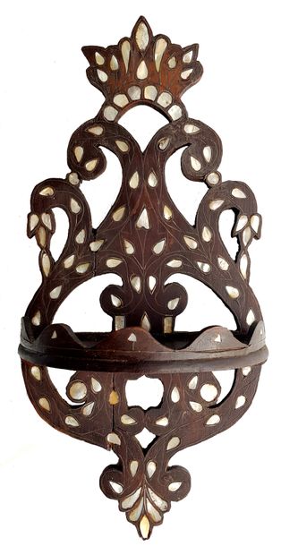 Coffret-miroir et kavukluk (3) c.1850 
奥斯曼双板木制镜盒，顶部有月牙形，镶嵌珍珠母和龟甲，有几何装饰和骨片标记的线条，镜子不见了，约1850年...
