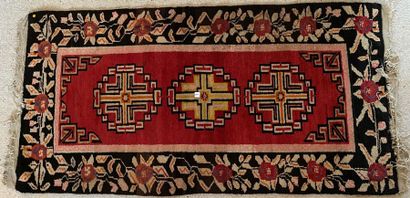 Tapis Asie Centrale 
中亚地毯180 x 90厘米 



高分辨率照片


法国房地产--拍卖后几天在巴黎（德鲁瓦街）、里昂或马赛交付拍品--23%的费用是净额，即不包括运输和海关费用。

100...