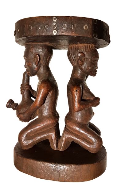 Petit tabouret TCHOKWE 
Sculpté de deux figures agenouillées dos à dos, bois à patine...