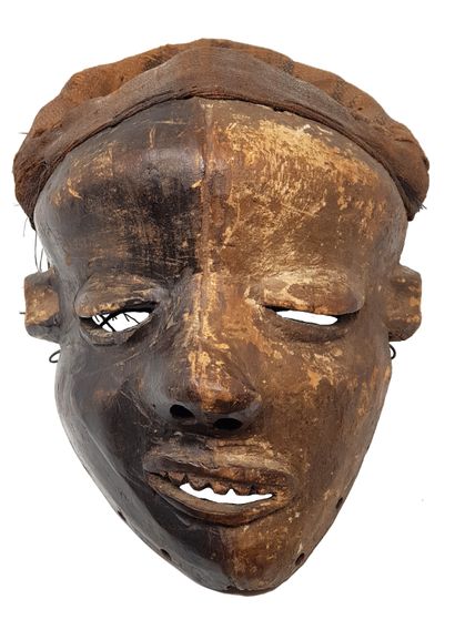 Masque PENDE 
Used during initiation rituals. Wood, raffia, natural pigments 30 cm...