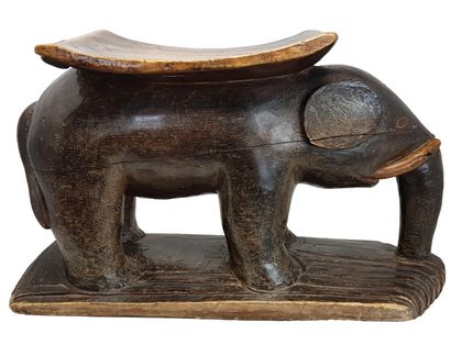 Siège ASHANTI 
Siège scupté décor symbolique d’un siège représenté par un éléphant...
