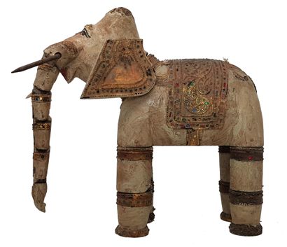 INDE c.1900 
Jouet en bois d’un éléphant articulé H. 33 cm L 35 cm.



Photos en...