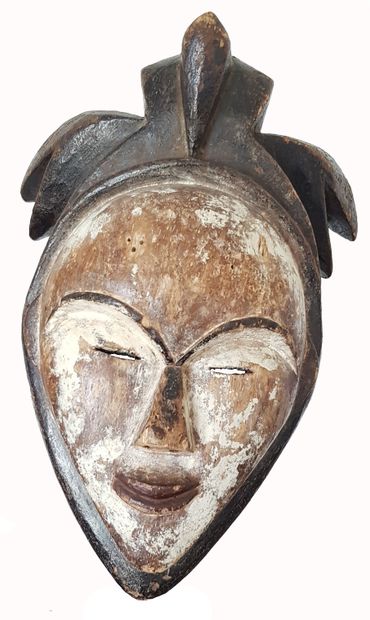 Masque de danse PUNU Mukuyi 
Avec des restes de pigments blancs sur le visage surmonté...