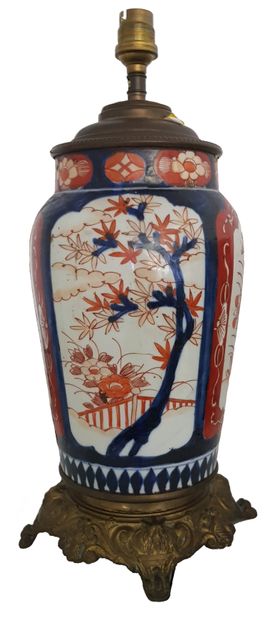 JAPON - c.1850 
Paire de pieds de lampes en porcelaine Imari rehaussées d'un piètement...