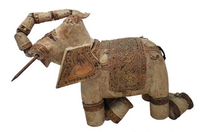 INDE c.1900 
Jouet en bois d’un éléphant articulé H. 33 cm L 35 cm.



Photos en...