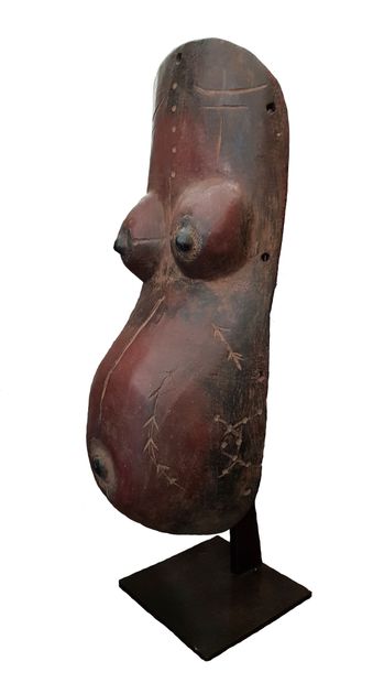 Masque de corps Indimu MAKONDE 
Représentant le buste d'une femme gravide, le nombril...