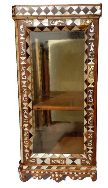 Vitrine ottomane c.1800 
小奥特曼壁柜，约1800年，由木头制成，每边有两个玻璃门，整体镶嵌着玳瑁和珍珠母。几何棋盘式图案的四只脚 


高：53厘米...