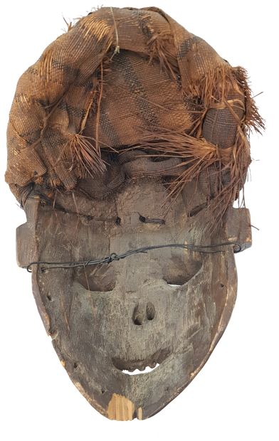 Masque PENDE 
Used during initiation rituals. Wood, raffia, natural pigments 30 cm...