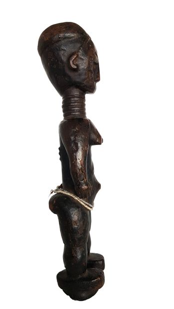 Statuette ATIE 
Figure féminine au cou annelé debout les bras le long du corps, coiffure...