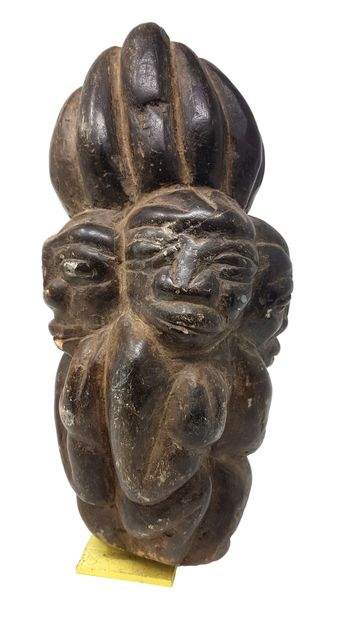 Statuette KISSI 
En pierre à patine noire du pays KISSI, Guinée, Sierra Leone, Liberia....