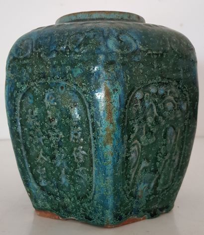CHINE - Fin XIXe siècle 
Pot couvert en grès à décor de fleurs et de deux cartouches...
