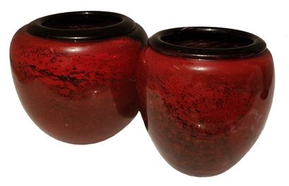 NOVARO Jean-Claude (1943-2015) 
Vases (2) en verre soufflé moulé à décor intercalaire...