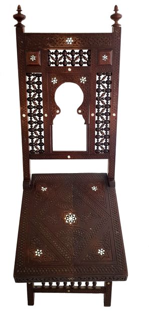 Banquette et chaise - Syrie c.1900 
叙利亚长凳和折叠椅，约1900年，木雕和珍珠母装饰 高：70厘米，长：84厘米，宽：43厘米，椅子高：97厘米



高分辨率的照片


法国房产--拍卖后几天在巴黎（德鲁瓦街）里昂或马赛交付拍品--23%的费用为净额，即不含运输和海关费用。

200...