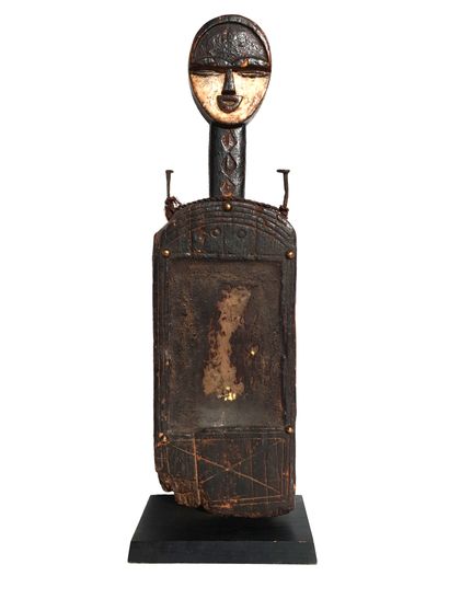Miroir TSOGHO 
Miroir rituel anthropomorphe TSOGHO Gabon H : 58 cm 



Expositions...