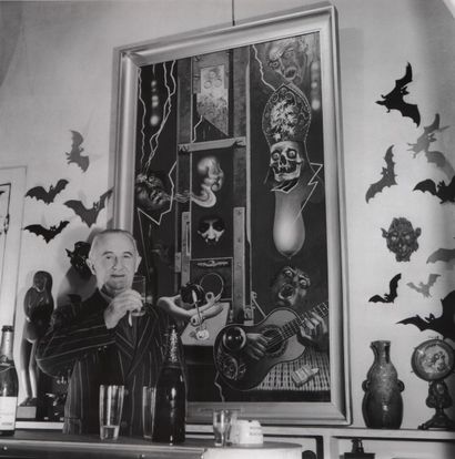 VOLTA Pablo "Clovis Trouille在他的名画《La Complainte du Vampire》前举杯，1962年他在Lanterne Magique的展览中。"原始照片，银质印刷品，21...
