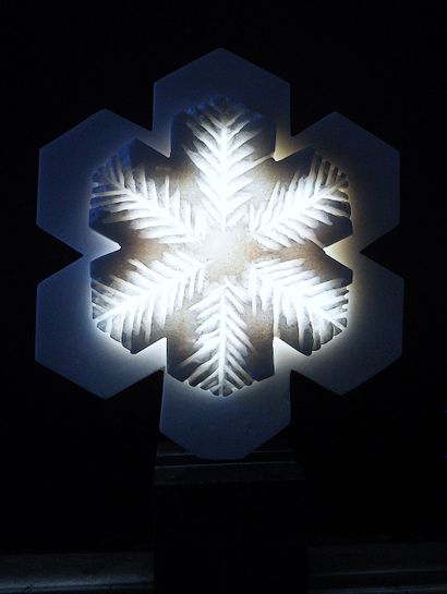 SAVA Marian "Snowflake"Marbre blanc 47 x 31 x 7 cm de 2019 Taille directe signé....