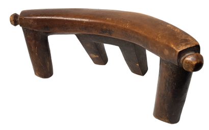 Appui-nuque TURKANA In an arc of a circle resting on four feet, wood with old brown...