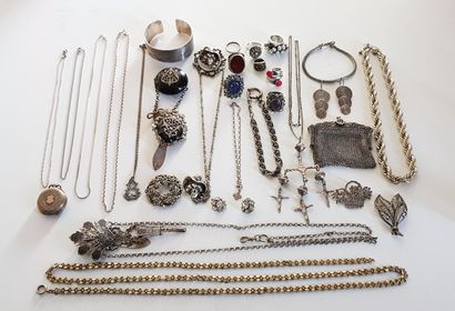 LOT DE BIJOUX Lot de bijoux en argent, quelques-uns en métal argenté.



Photos en...