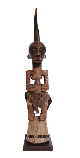 Puissante statue d'ancêtre SONGYE Heavy wood with brown patina, horn, metal nails,...