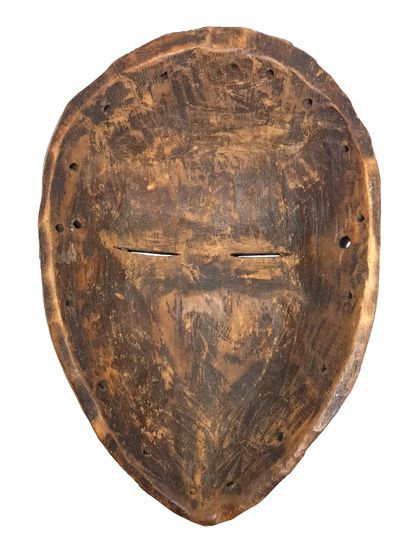 Masques PENDE et DAN 在入会仪式上使用的PENDE面具的重聚。木头，酒椰纤维，天然颜料 30厘米的刚果和丹面具，脸上有羚羊角的头饰，眼睛是狭长的，半张的嘴里有金属牙齿。带有棕色铜锈的木材，25...
