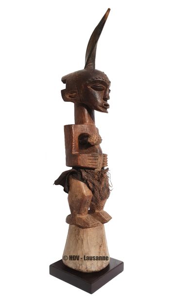 Puissante statue d'ancêtre SONGYE Heavy wood with brown patina, horn, metal nails,...