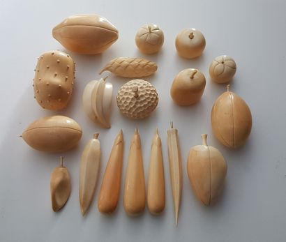 Lot de fruits en ivoire époque 1930 Lot of 28 fruits in ivory. Height from 5 cm to...