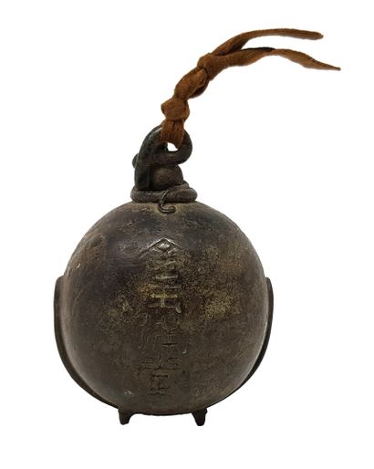 CHINE - 19e siècle Wooden bell with painted dragon head decoration 17 x 34 x 10 cm.

Three...