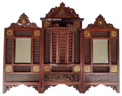 Meuble syrien c.1900 Petit meuble miroir syrien c.1900 en bois avec inscriptions...