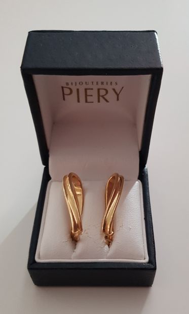 PIERY BIJOUTIER PIERY一对18K黄金（750‰）耳环。高度：3厘米 - 重量：2,66克。



高分辨率照片



(拍卖后几天在洛桑、日内瓦、巴黎、里昂或马赛交付拍卖品)



估计：50...