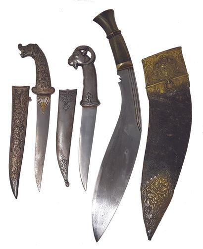 LOT DE TROIS COUTEAUX INDE (2) ORIENTAL (1) INDIA two knives in their metal sheaths,...