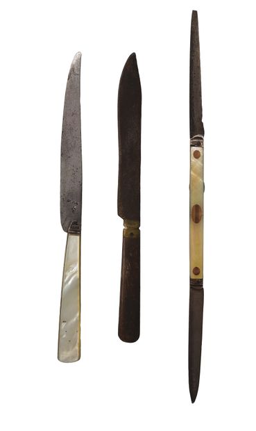 LOT DE TROIS COUTEAUX DU XVIII SIECLE Set of three 18th century knives, one with...