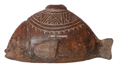 Vase à potions en forme de poisson, Guanguala, 500 avant - 500 après JC. 鱼形药水瓶，线条平衡而有风格，颈部装饰着美丽的雕刻符号。米色和咖啡红色的陶土。

Guanguala，公元前500年-公元500年。12...