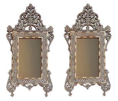 Paire de miroirs syriens 19e siècle Paire de miroirs en noyer découpés et entièrement...