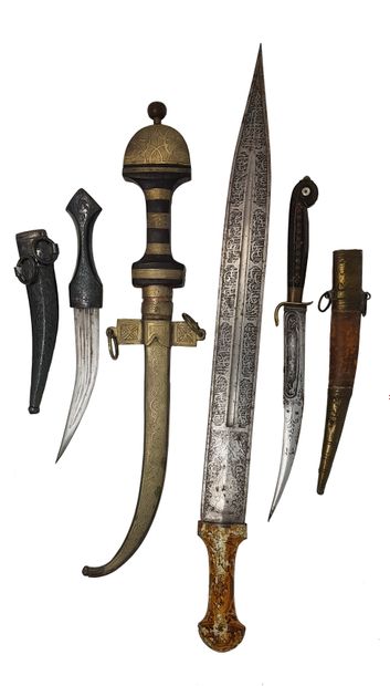 LOT D’UN SABRE ET TROIS COUTEAUX ORIENTAUX Set of a sword and three oriental knives....