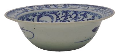 CHINE - Fin XIXe siècle Porcelain dish with stylized blue decoration of foliage and...