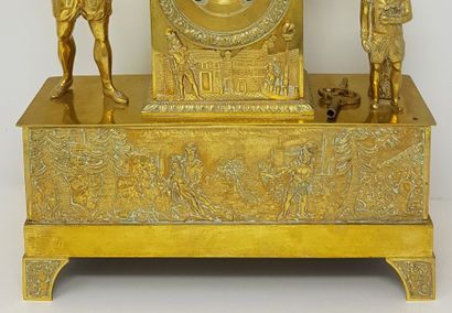 Guillaume Tell et son fils - pendule en bronze c.1830 查理十世时期的带凹槽和镀金的青铜钟，表现了带着十字弓的威廉-泰尔和他儿子头上的苹果。浮雕上装饰着威廉-泰尔杀死法警格西尔的场景。该装置（连同其钥匙）的背面有签名："HEMON...