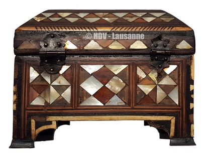 Coffret ottoman c.1800 一个大约1800年的奥斯曼婚礼箱，有腿和镂空的盖子，完全镶嵌着珍珠母和玳瑁的各种几何装饰，镀骨的边缘和边框，有搭扣和钥匙。高：15厘米...