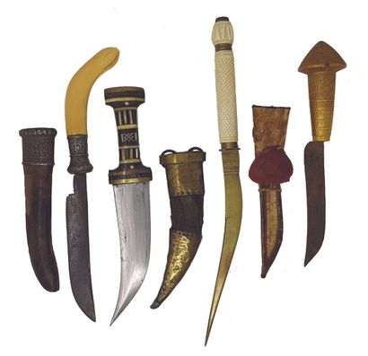 LOT DE TROIS COUTEAUX AFRIQUE ET MOYEN-ORIENT Jambya knives, two with ivory handles...