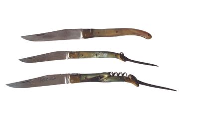 LOT DE TROIS COUTEAUX LAGUIOLE Set of three folding knives with notches, horn handles,...