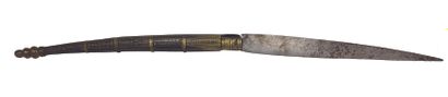 COUTEAU NAVAJA 19世纪的非常大的折叠纳瓦哈型刀，带锁，木质肋骨（一侧略微脱落），铜质装饰的铜丝和铜钉（小的丢失）。打开长度：62厘米



高分辨率照片



(拍卖后几天在洛桑、日内瓦、巴黎、里昂或马赛交付拍卖品)



估计：200...