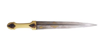 KINDJAL CAUCASIEN DU XIXe SIÈCLE Blade decorated with gold scrolls, ivory handle...