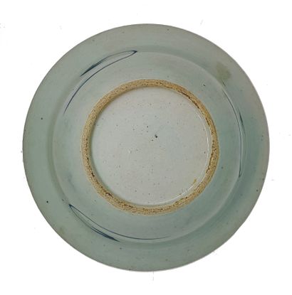 CHINE - Fin XIXe siècle 瓷盘，轮廓上有蓝色风格化的叶子和花朵装饰，背景上有格子图案。H. 9 cm - D. 28.5 cm。

釉下青花装饰的三个盘子，中国-18世纪。D...