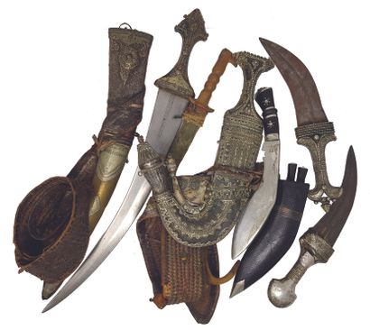 LOT DE CINQ COUTEAUX JAMBYA Set of five Jambya knives, some with their Africa and...