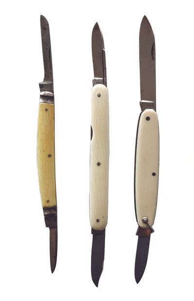 LOT DE HUIT COUTEAUX Set of eight knives, three with ivory handles and double blades...